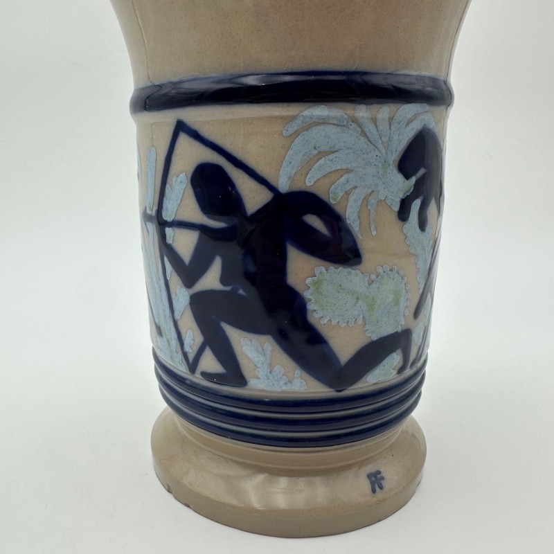 Vase en céramique à décor figuratif représentant une scène de chasse – vers 1930