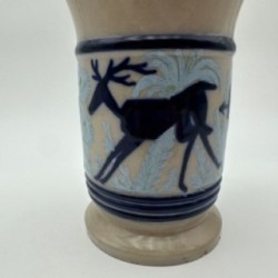 Vase en céramique à décor figuratif représentant une scène de chasse – vers 1930