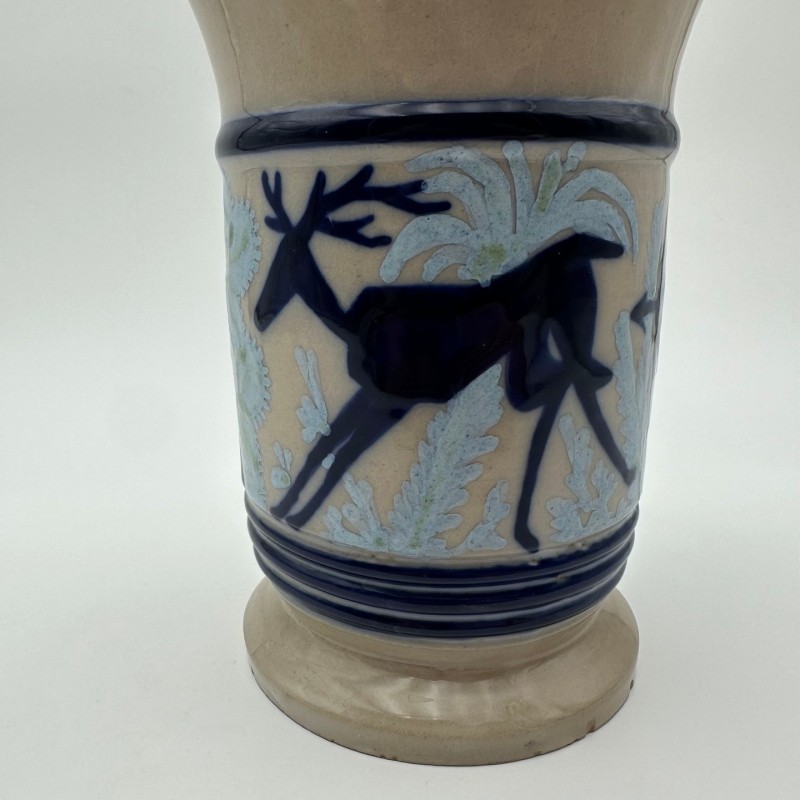 Vase en céramique à décor figuratif représentant une scène de chasse – vers 1930