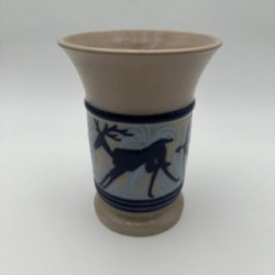 Vase en céramique à décor figuratif représentant une scène de chasse – vers 1930