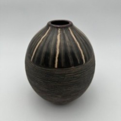 Vase en céramique noir et blanc à décor monogramme – Dans le goût de Jean Besnard, vers 1950