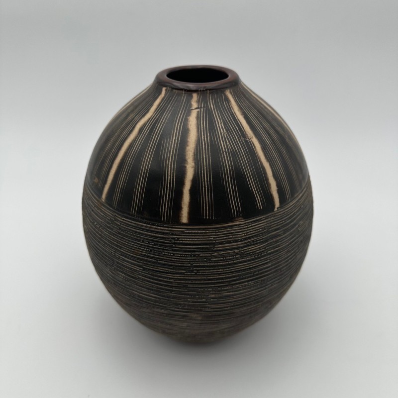 Vase en céramique noir et blanc à décor monogramme – Dans le goût de Jean Besnard, vers 1950