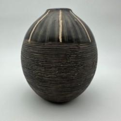 Vase en céramique noir et blanc à décor monogramme – Dans le goût de Jean Besnard, vers 1950