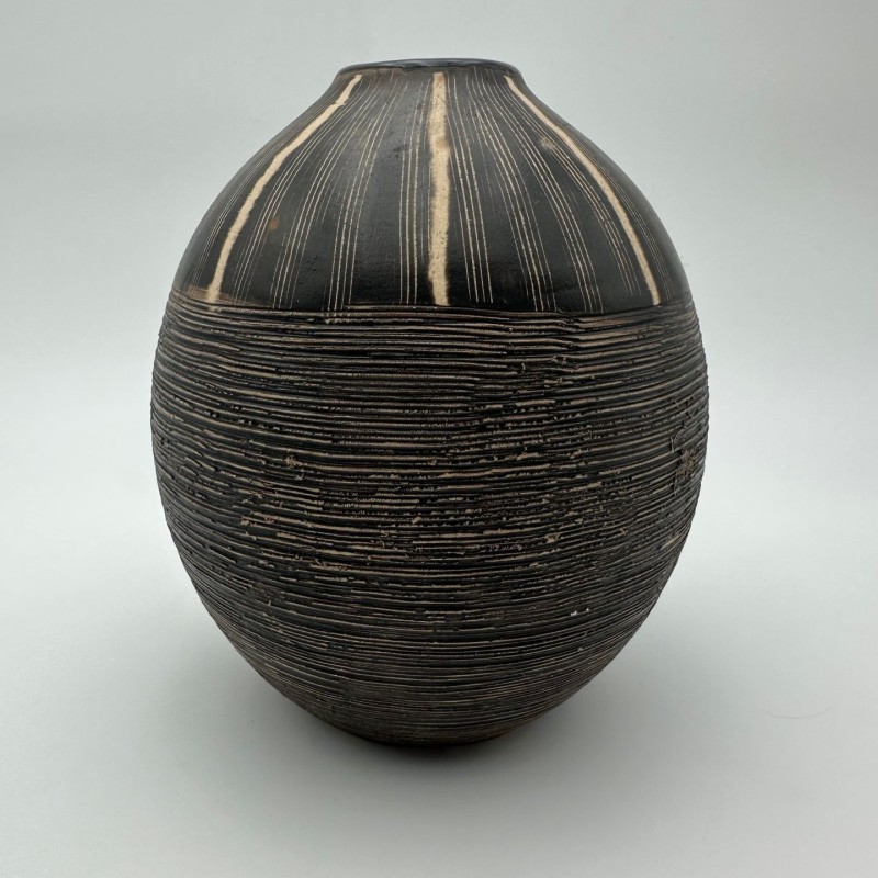 Vase en céramique noir et blanc à décor monogramme – Dans le goût de Jean Besnard, vers 1950