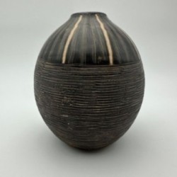 Vase en céramique noir et blanc à décor monogramme – Dans le goût de Jean Besnard, vers 1950