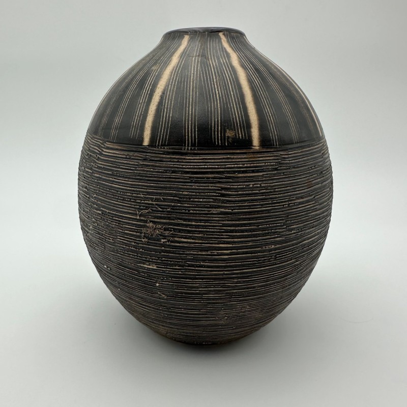 Vase en céramique noir et blanc à décor monogramme – Dans le goût de Jean Besnard, vers 1950