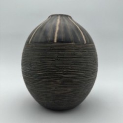 Vase en céramique noir et blanc à décor monogramme – Dans le goût de Jean Besnard, vers 1950