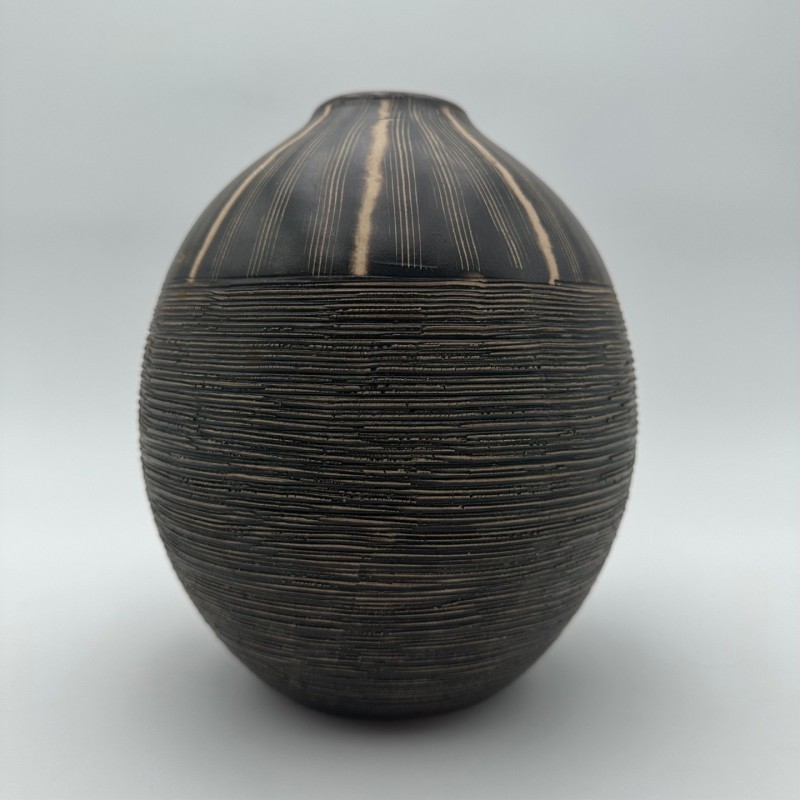 Vase en céramique noir et blanc à décor monogramme – Dans le goût de Jean Besnard, vers 1950