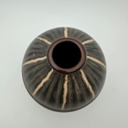 Vase en céramique noir et blanc à décor monogramme – Dans le goût de Jean Besnard, vers 1950