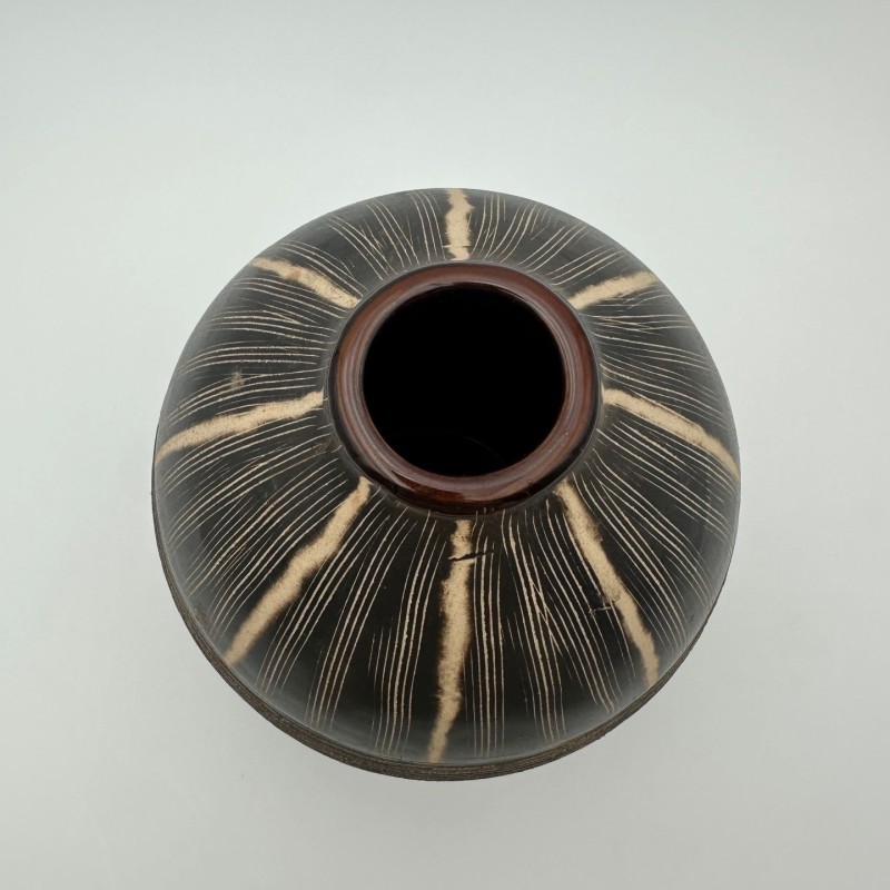 Vase en céramique noir et blanc à décor monogramme – Dans le goût de Jean Besnard, vers 1950