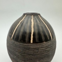 Vase en céramique noir et blanc à décor monogramme – Dans le goût de Jean Besnard, vers 1950