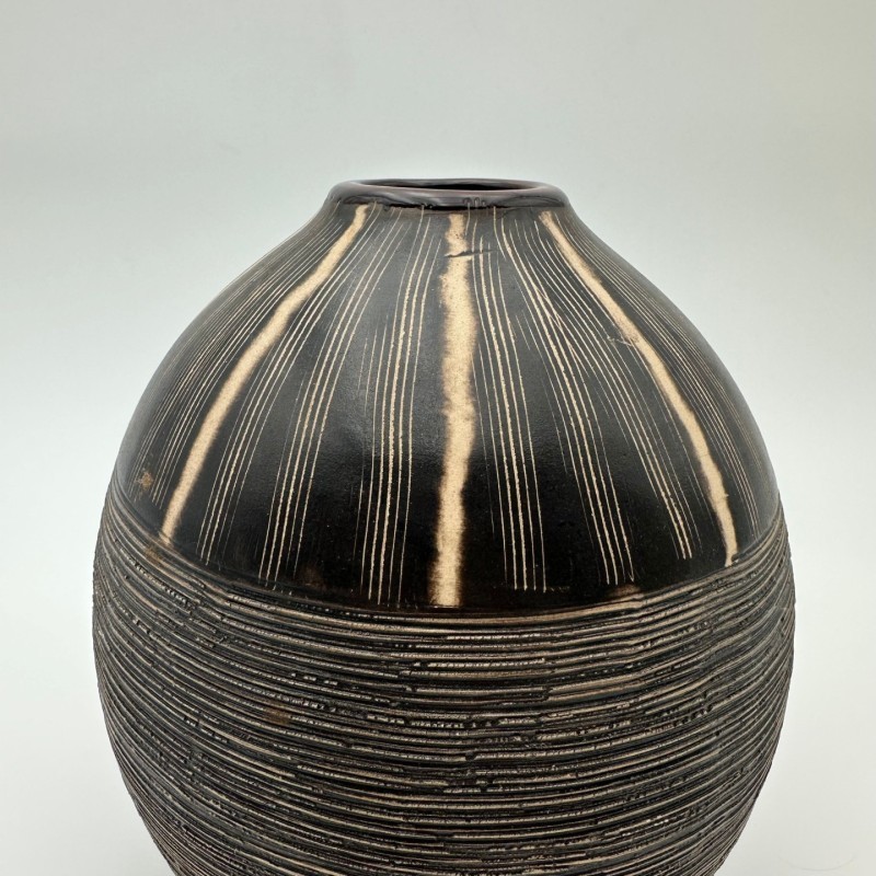 Vase en céramique noir et blanc à décor monogramme – Dans le goût de Jean Besnard, vers 1950