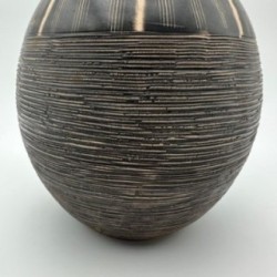 Vase en céramique noir et blanc à décor monogramme – Dans le goût de Jean Besnard, vers 1950