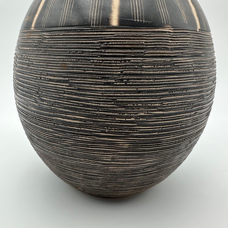 Vase en céramique noir et blanc à décor monogramme – Dans le goût de Jean Besnard, vers 1950