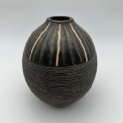 Vase en céramique noir et blanc à décor monogramme – Dans le goût de Jean Besnard, vers 1950
