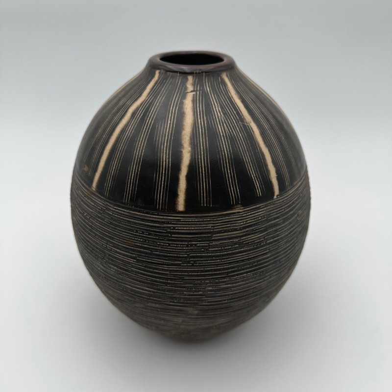 Vase en céramique noir et blanc à décor monogramme – Dans le goût de Jean Besnard, vers 1950