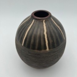 Vase en céramique noir et blanc à décor monogramme – Dans le goût de Jean Besnard, vers 1950