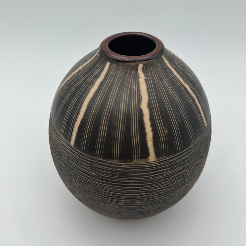 Vase en céramique noir et blanc à décor monogramme – Dans le goût de Jean Besnard, vers 1950