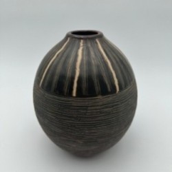 Vase en céramique noir et blanc à décor monogramme – Dans le goût de Jean Besnard, vers 1950
