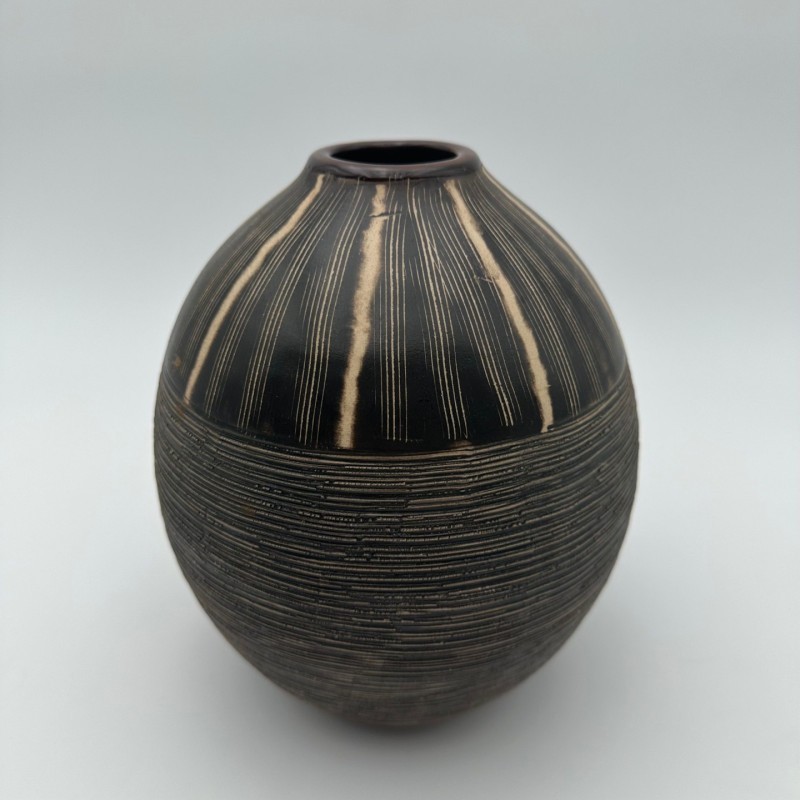 Vase en céramique noir et blanc à décor monogramme – Dans le goût de Jean Besnard, vers 1950