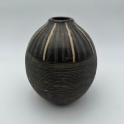 Vase en céramique noir et blanc à décor monogramme – Dans le goût de Jean Besnard, vers 1950
