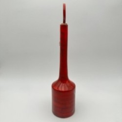Bouteille moderniste en céramique émaillée rouge à bouchon sculptural – Signée, vers 1970