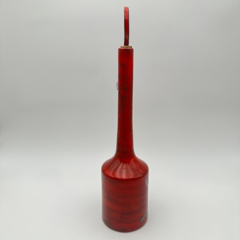 Bouteille moderniste en céramique émaillée rouge à bouchon sculptural – Signée, vers 1970