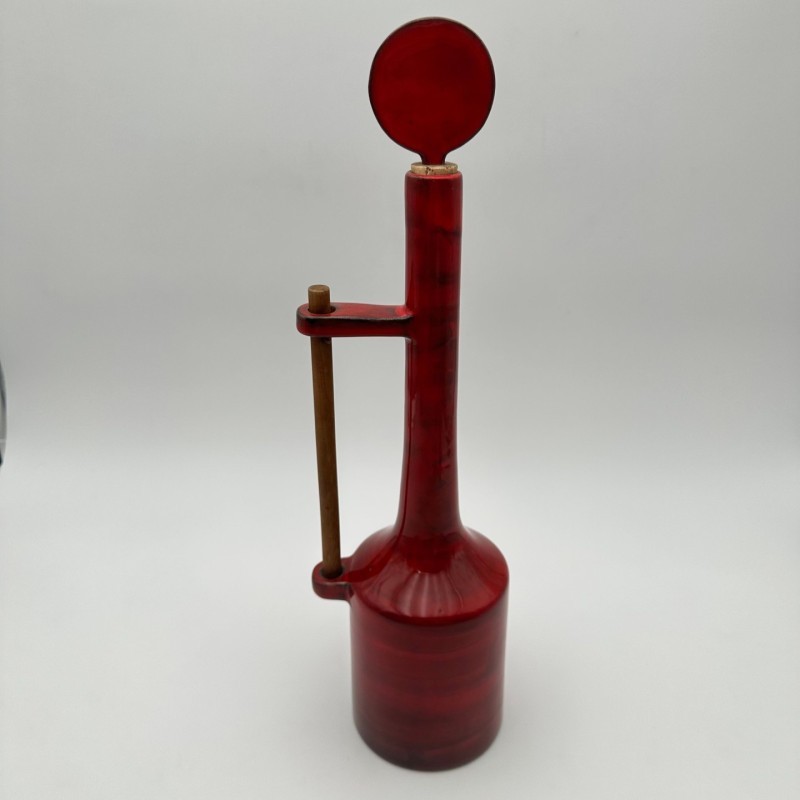 Bouteille moderniste en céramique émaillée rouge à bouchon sculptural – Signée, vers 1970