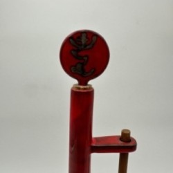 Bouteille moderniste en céramique émaillée rouge à bouchon sculptural – Signée, vers 1970