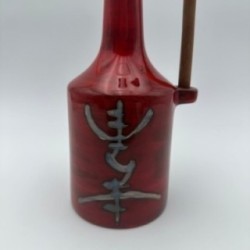 Bouteille moderniste en céramique émaillée rouge à bouchon sculptural – Signée, vers 1970