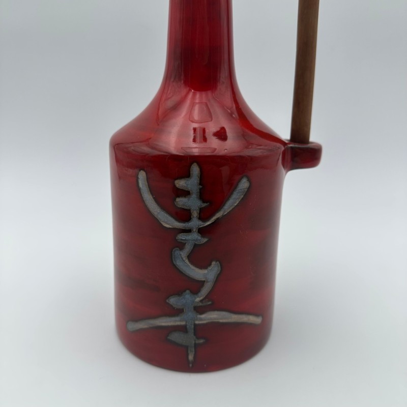Bouteille moderniste en céramique émaillée rouge à bouchon sculptural – Signée, vers 1970