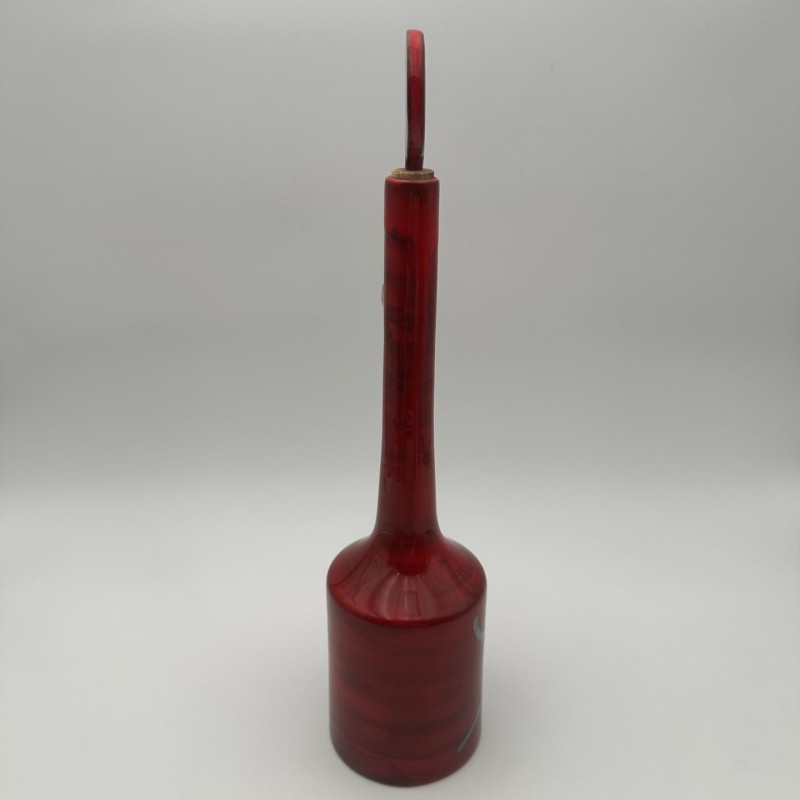Bouteille moderniste en céramique émaillée rouge à bouchon sculptural – Signée, vers 1970