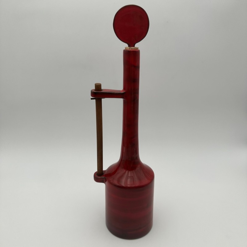 Bouteille moderniste en céramique émaillée rouge à bouchon sculptural – Signée, vers 1970