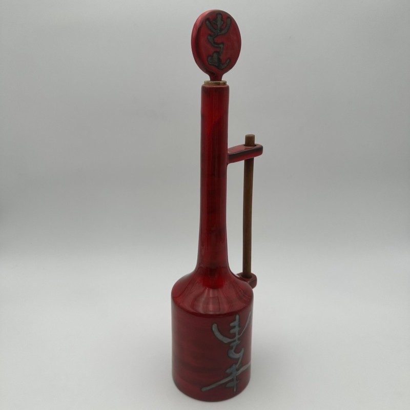 Bouteille moderniste en céramique émaillée rouge à bouchon sculptural – Signée, vers 1970
