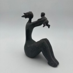 Sculpture moderniste en céramique représentant une femme portant un enfant – France, vers 1970