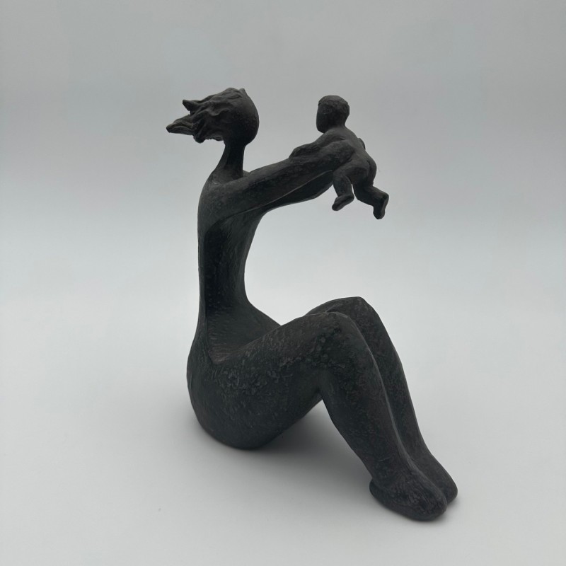 Sculpture moderniste en céramique représentant une femme portant un enfant – France, vers 1970