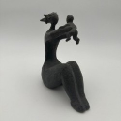 Sculpture moderniste en céramique représentant une femme portant un enfant – France, vers 1970
