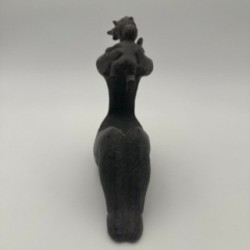 Sculpture moderniste en céramique représentant une femme portant un enfant – France, vers 1970