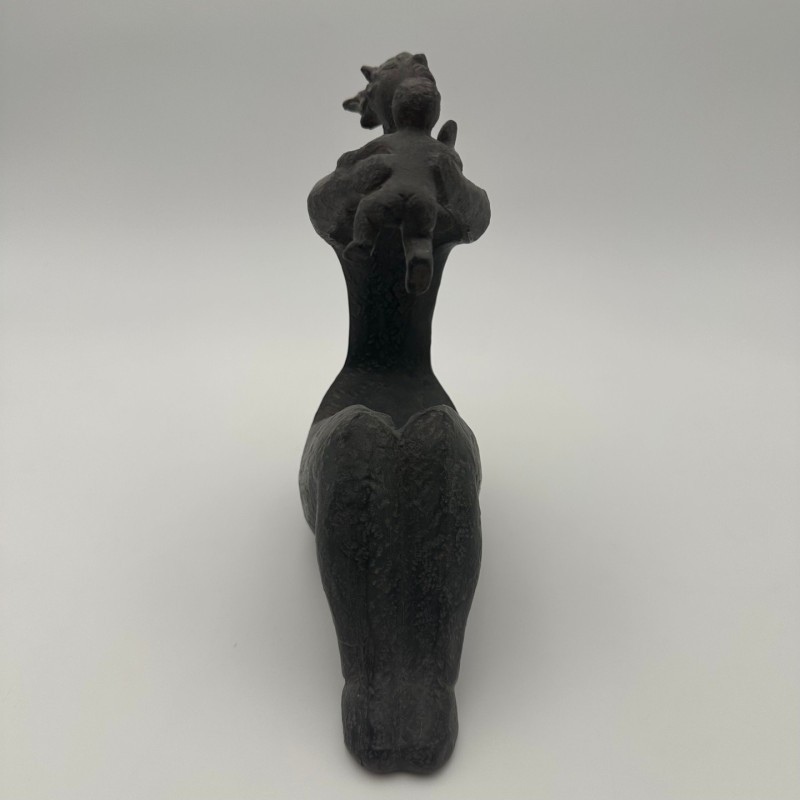 Sculpture moderniste en céramique représentant une femme portant un enfant – France, vers 1970