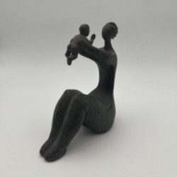 Sculpture moderniste en céramique représentant une femme portant un enfant – France, vers 1970