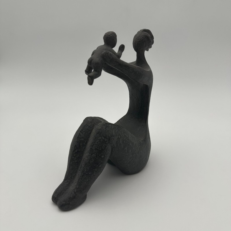 Sculpture moderniste en céramique représentant une femme portant un enfant – France, vers 1970