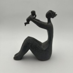 Sculpture moderniste en céramique représentant une femme portant un enfant – France, vers 1970