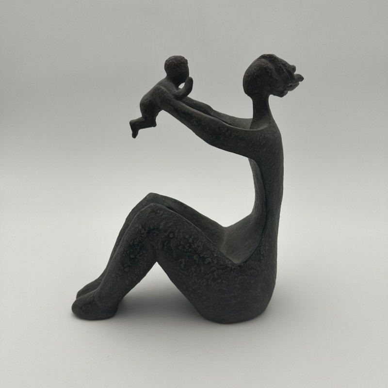 Sculpture moderniste en céramique représentant une femme portant un enfant – France, vers 1970