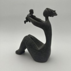 Sculpture moderniste en céramique représentant une femme portant un enfant – France, vers 1970