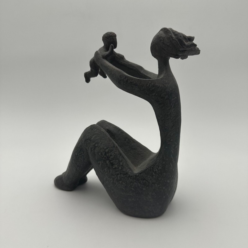 Sculpture moderniste en céramique représentant une femme portant un enfant – France, vers 1970