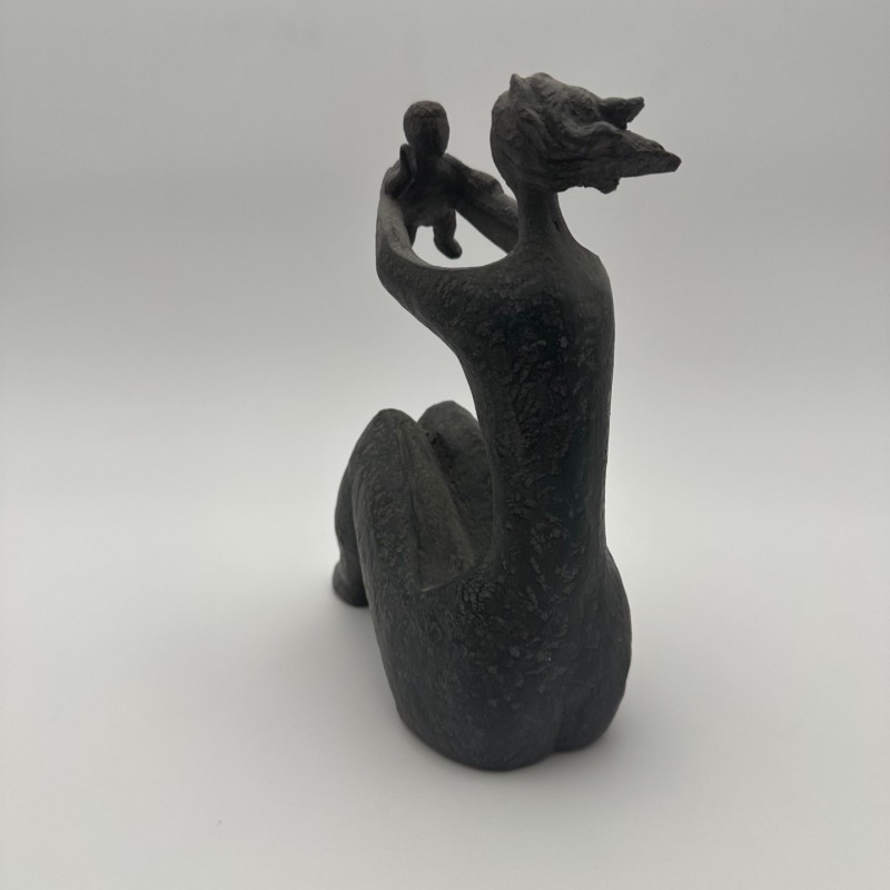 Sculpture moderniste en céramique représentant une femme portant un enfant – France, vers 1970