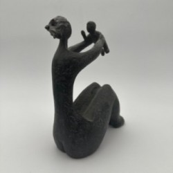 Sculpture moderniste en céramique représentant une femme portant un enfant – France, vers 1970