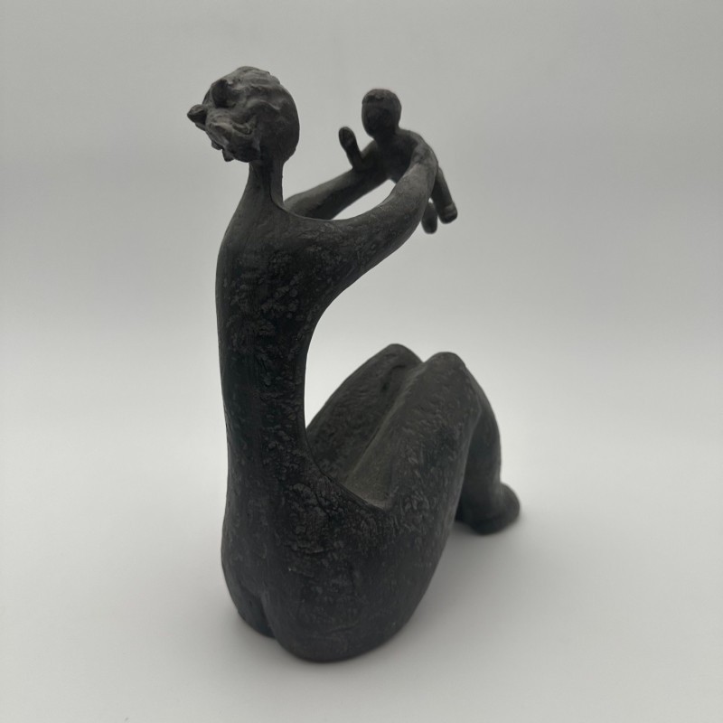 Sculpture moderniste en céramique représentant une femme portant un enfant – France, vers 1970