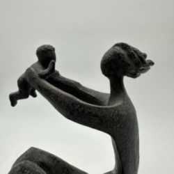Sculpture moderniste en céramique représentant une femme portant un enfant – France, vers 1970
