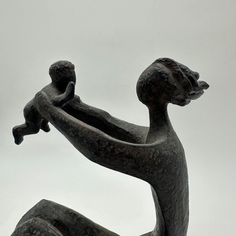 Sculpture moderniste en céramique représentant une femme portant un enfant – France, vers 1970